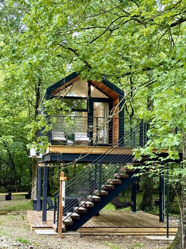 "Hummingbird Hideaway" 1BD|1BTH|Treehouse|Hot Tub|Outdoor Games