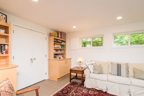 Stunning Mid-Century Gem Near Campus and Gardens