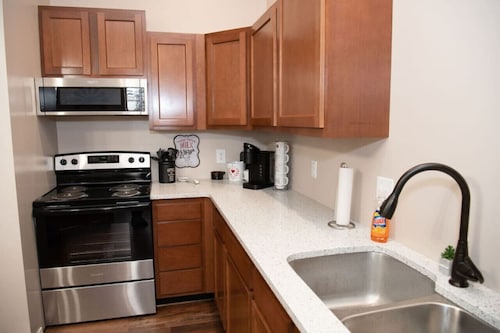 Weaver Loft: Cozy Downtown Retreat in the Heart of Mansfield - Home of Laura Ingalls Wilder!