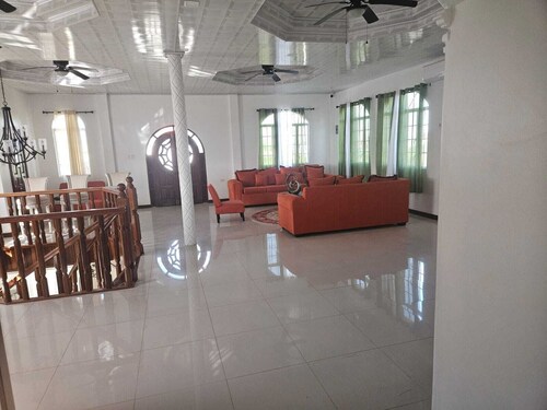 Charming Modern House In Residential Providence Hot-W/Wi-Fi/AC, Live/Secure Cam