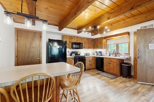 Family-Friendly Home close to local attractions: AC & Shared Pool/Tennis Courts