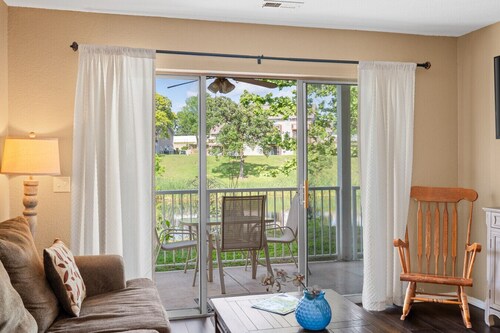 ꕥScenic Pond Views ♕Queen Beds ꕥSpacious End Unit