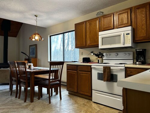 The Cabin Pet-Friendly, Short Walk to the Beach w/AC