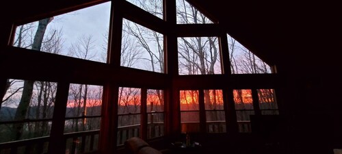 The Fox Den: Perfect Retreat with Double Master Suites, Hot Tub & A/C