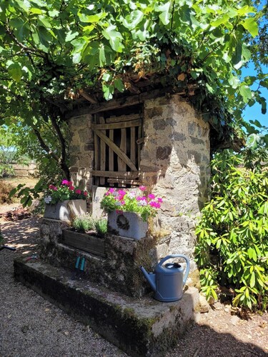 "Gite Merlot" -a spacious, comfortable 5-bedroom countryhouse in French Dordogne