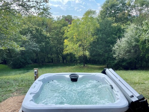 Charming 3-bedroom cabin with Moutain Views, Hottub, WiFi in Shenandoah.