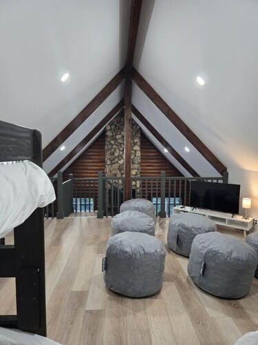 Cozy log cabin, 25 mins to Broadway