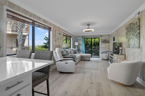New! 💥Direct Beach Access💥Ocean Views!💥Ground Floor💥Pool Access!