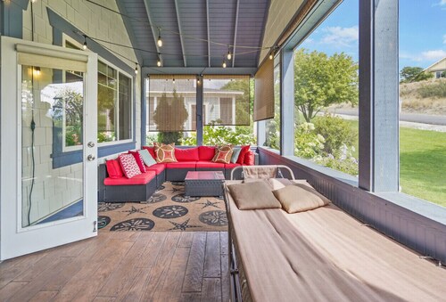 Firerock Couples cottage - Charming w/huge beach!