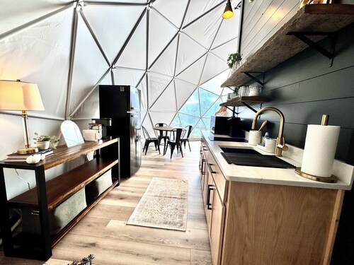 Glamping Dome Lake and Mountain Views Hot Tub