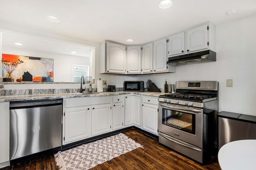 Charming 2-Bed Apt • Free Parking • King Bed • 1 Mile to Downtown Salem!