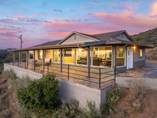 Top of the Mountain Home w/ Hot Tub, Gym & Sauna!