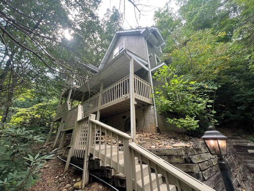 Secluded Cabin for 10 in Chalet Village + Hot Tub!