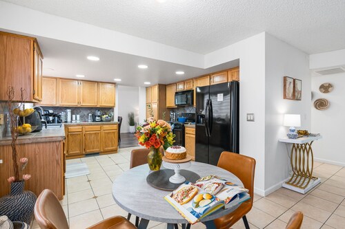 New! Modern 4BR walk to Reno-Sparks Conv Center, Atlantis Casino & shops