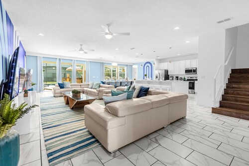 Upstay: Family Resort 15BR Home w/ Pool & Tiki Bar