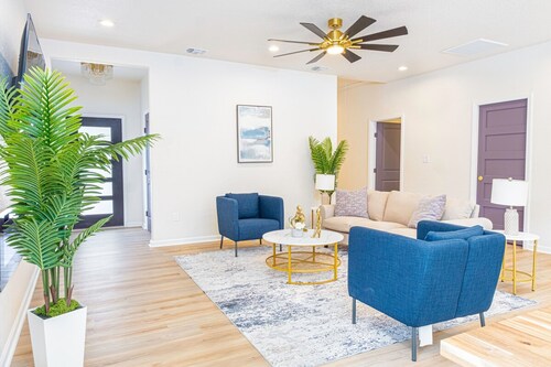 Stunning Elegance 4BR 2 5 BA Near Vibrant Downtown