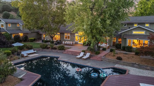Sprawling Vineyard Estate - Pool, Hot Tub - Stunning Views!