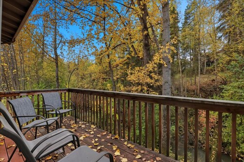 The Wildlife Gallery - Modern Creekfront Rental