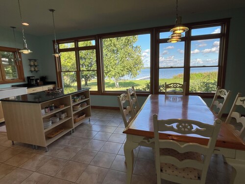 LAKE FRONT OASIS in SPACIOUS 5-bedroom home with WiFi/AC/Heat on Lake Reno