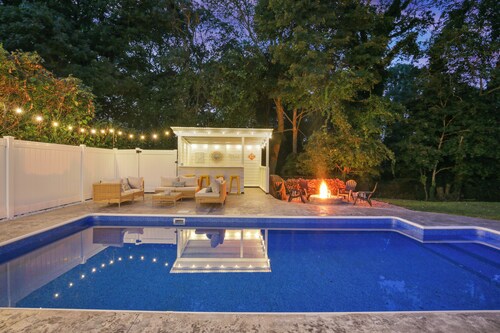 Affordable Luxury Resort Home with an In-Ground Heated Pool & Hot Tub. Sleeps 10
