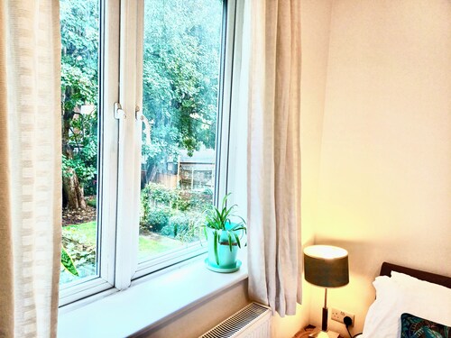 Retro Kensington Olympia 2 Bed/2 bath Home with green balcony terrace!