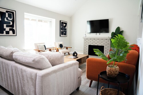 Dual Master Rooms - Perfect for Groups & Privacy - Family-friendly - Fire Pit