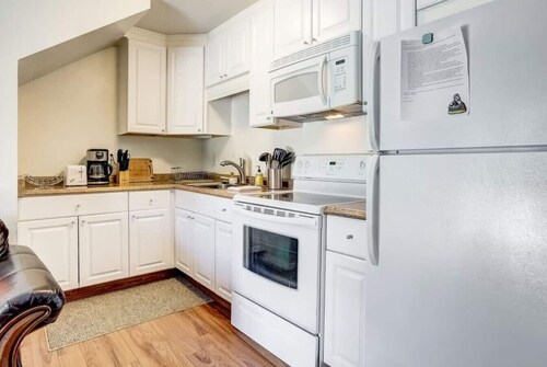 Lovely Loft w/ Views | Walk to Heavenly | Sleeps 4