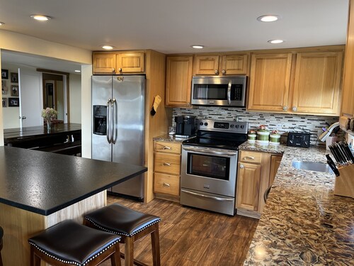 Red Barn Retreat - Renovated Barn w/ huge patio near to CDP