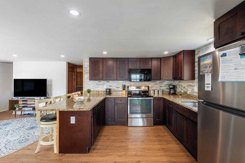 The Lake Life by Avantstay Lakefront + View + Hot Tub