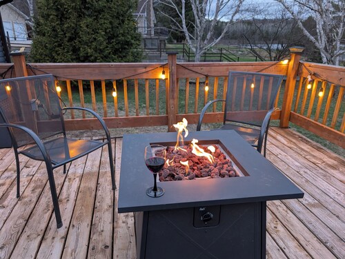 Charming waterfront cottage - pets welcome!