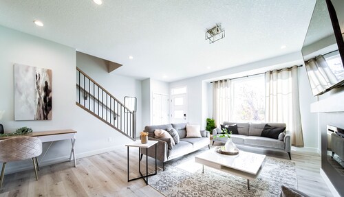 Modern Retreat-3 King Beds-Garage-WiFi-Sleeps 10!