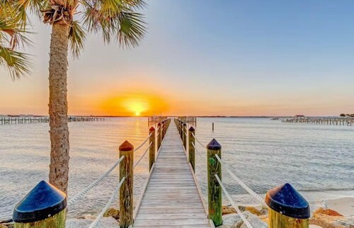 Beachside Deluxe: Endless Amenities & Private Pool!