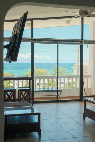 Sky House. Charming 4-bedroom home, fast WiFi, A/C in enchanting Rincón