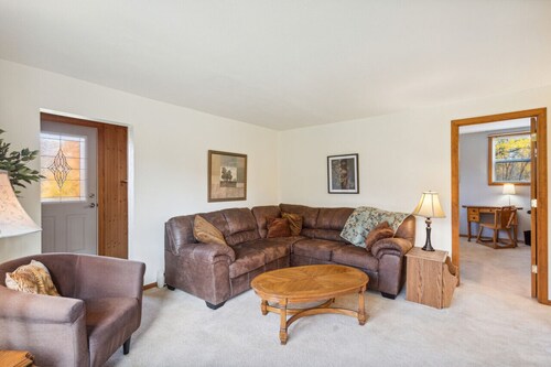 Vineyard View – Cozy Family Retreat