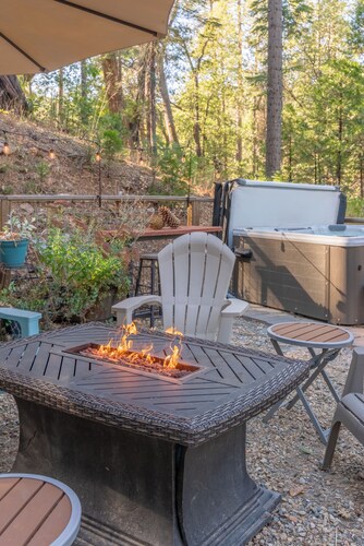 Owl's Nest - Walking Distance to Lake, Hot Tub, Pet Friendly w/ New AC