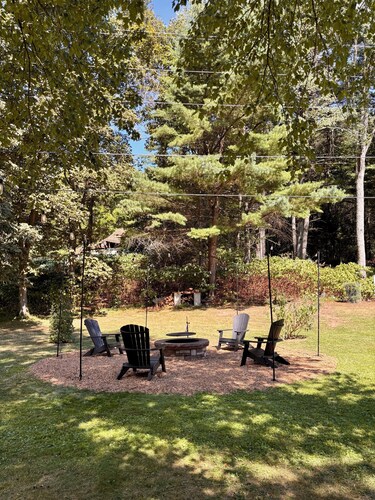 Cedar Run Cabin! Creekfront, Rail Trail, Large Yard, Mountain Views!