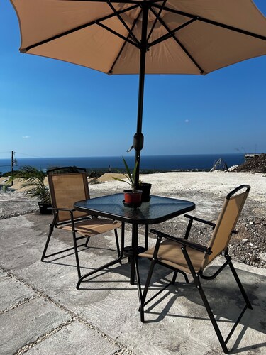 Beautiful and tranquil 2-bedroom, 2 Bathroom house in delightful Discovery Bay.