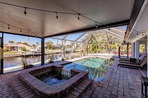 Family Escape w/ 5 bedrooms, pool, hot tub & canal