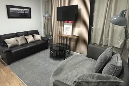 Modern Cosy Spacious 4 Bedroom House