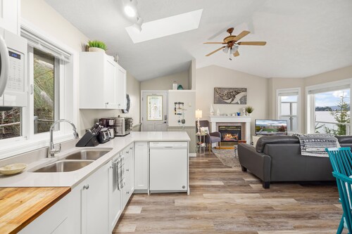Beach Front Retreat :Private Beach and Dock Access, Hot Tub, BBQ &Free Kayaks!