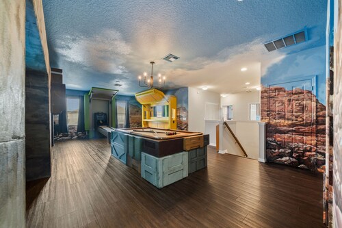13 Bedroom Retreat with Private Pool, Themed Bedrooms, Arcades & Mins from Disney: Sunshine Escape