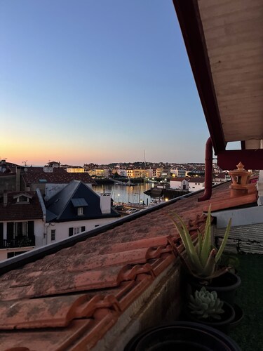 Charming apartment on the port of Ciboure 3/4.nights