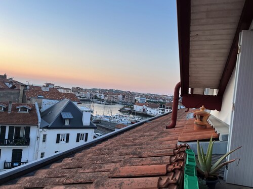 Charming apartment on the port of Ciboure, Golf course 600m away on foot
