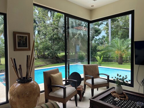 Beautiful Spacious 5-bedroom home ready for vacation!