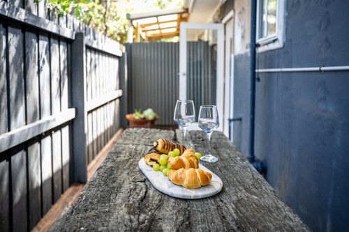 Orton Blue; Beachside getaway for 4, Pets welcome, aircon, walk to shops and beach