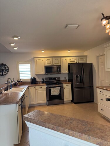 Absolutely chill villa in Mallory. Close to Sumter with all the amenities.