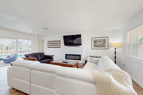 Canal front home with private pool, internet, and washer and dryer.