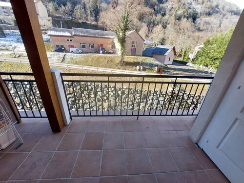 Appartement traversant avec balcon au centre de Cauterets
