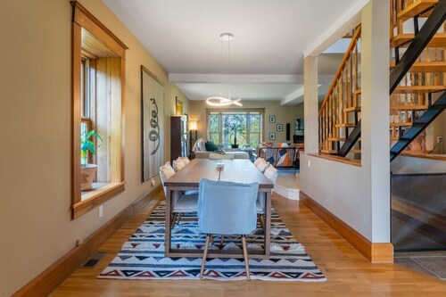 Luxury Hillside Farmhouse on The Bay of Quinte