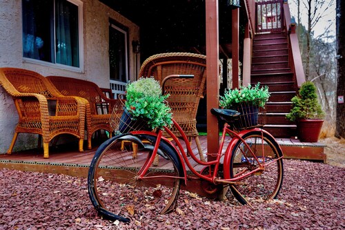 Poconos Getaway with Hot Tub & Fire Pit /Close to Attractions, Fun for Everyone!